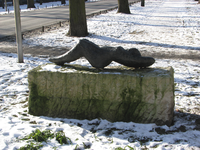 905759 Afbeelding het bronzen beeldhouwwerk 'Liggend' van Maja van Hall-Blom (1937) in winterse sfeer, in 1984 ...